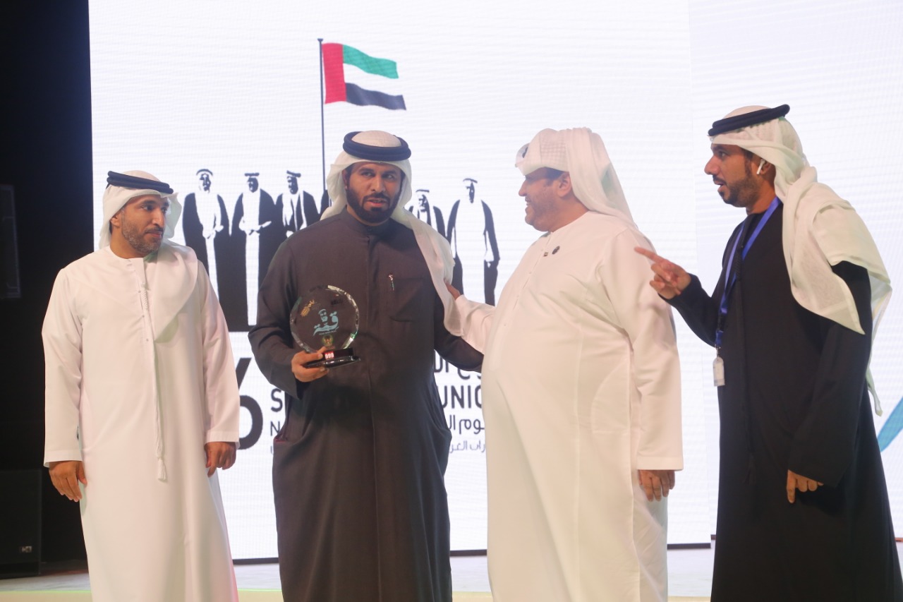 يكرم سمو الشيخ الدكتور سعيد بن طحنون النهيان السيد راشد خميس المازمي لمشاركته باحتفالية قمة على قمة whatsapp image 2025 09 02 at 19.44.42 e02c03b5